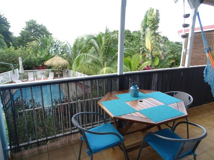 Gîte pour 2 personnes, avec terrasse ainsi que piscine et vue en Guadeloupe