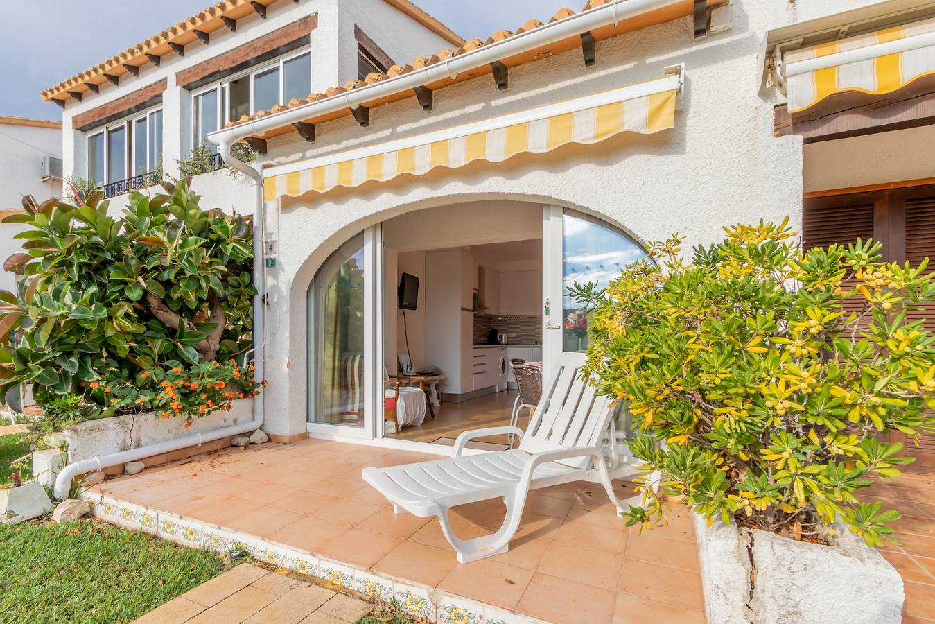 Apartamento entero, "Well-equipped 1 Bed Bungalow" con vistas a la montaña, piscina, Wi-Fi y terraza in Las Marinas, Dénia
