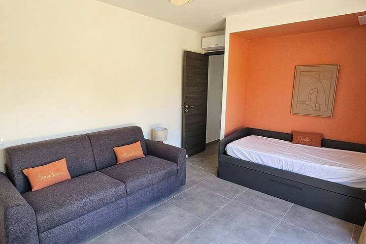 Location de vacances pour 8 personnes, avec jardin dans Office De Tourisme De Sainte Lucie De Porto Vecchio - 2