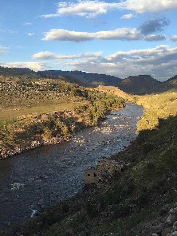Zwei Minuten vom Yellowstone Park mit eigenem Flusszugang, 30 Fuß. Deck und Bbq. in Gardiner, Absaroka Range