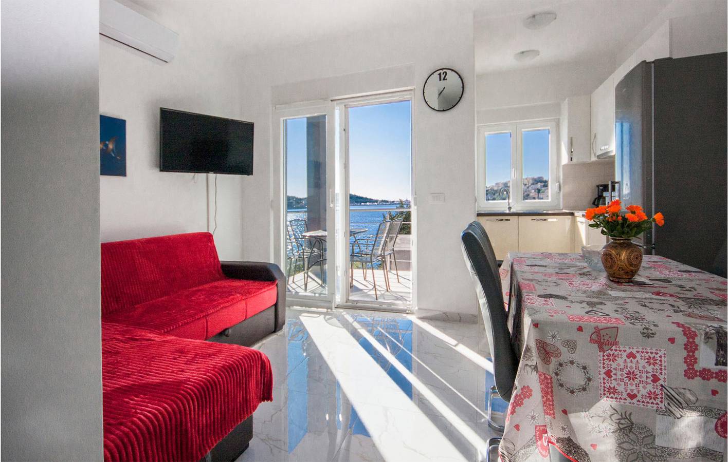 Appartamento intero, Accogliente appartamento con terrazza e Wi-Fi, a 1 km dalla spiaggia! in Razanj, Šibenik-Knin