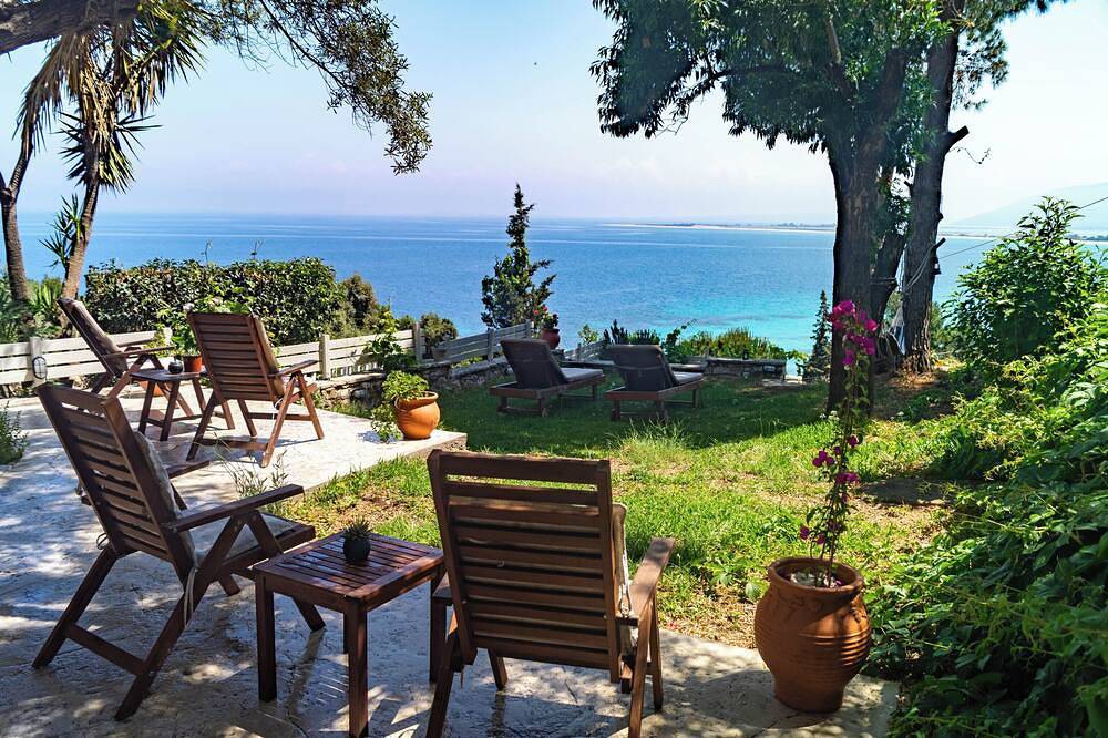 Cottage house with terrace & sea view, only 3' away from the beach in Grèce