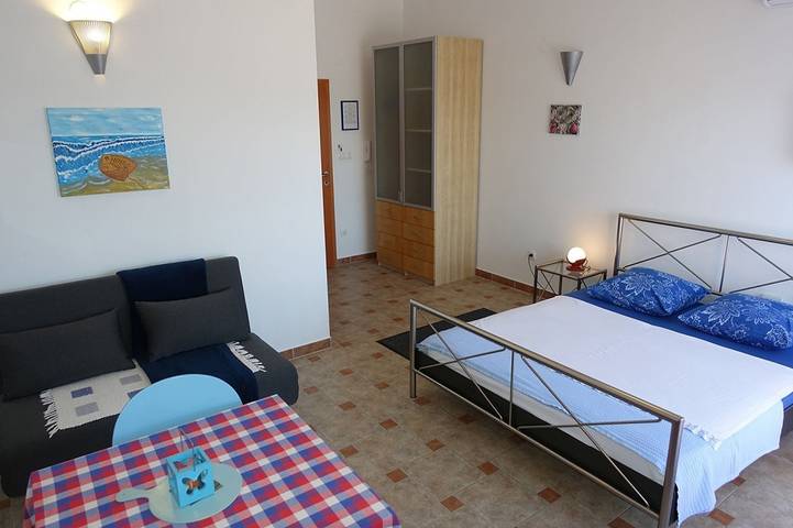 Studio für 2 Personen, mit Balkon und Pool in Petrcane
