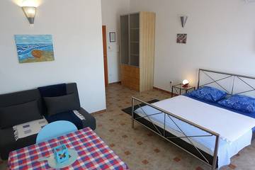 Studio für 2 Personen, mit Balkon und Pool in Petrcane