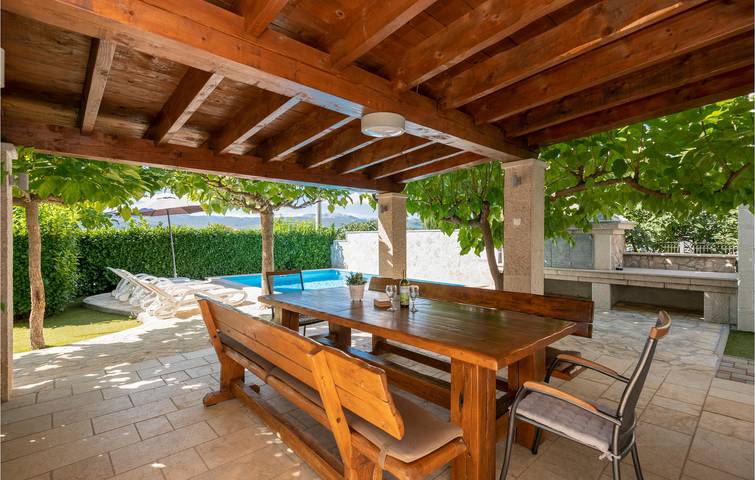 Stilvolle 155 m² große Wohnung mit Pool, Terrasse und WLAN-Zugang in Imotski, Makarska Riviera