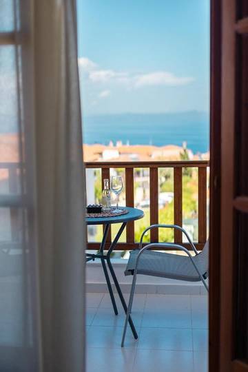Location de vacances pour 2 personnes, avec balcon ainsi que vue et jardin à Afitos