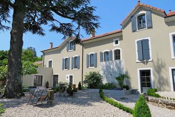 Location de vacances pour 24 personnes, avec jardin ainsi que sauna et jacuzzi à Vernoux-en-Vivarais