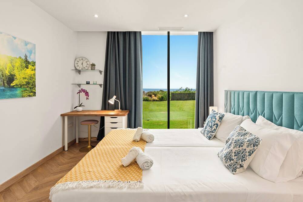 Luxury villa with sea views. Private gym/ping pong. Walk to beach, restaurants. in Casares del Sol, Casares