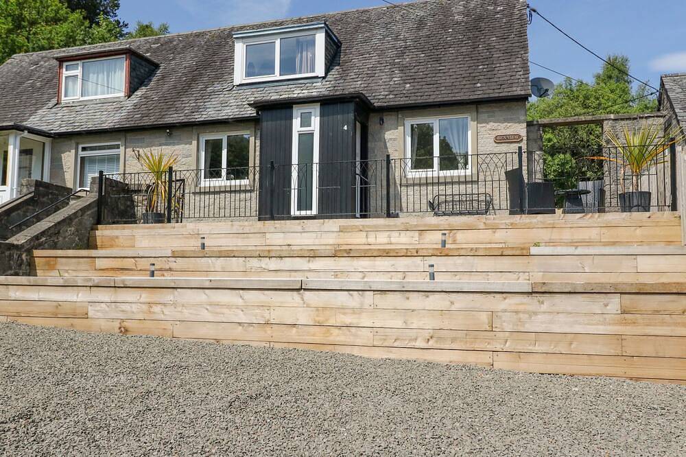 Ben View, family friendly, character holiday cottage in Arrochar in Loch Lomond, Argyll & Bute