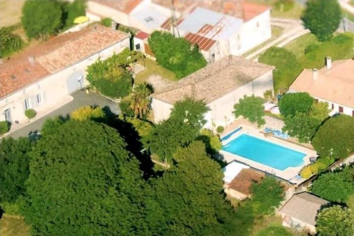 Gîte pour 6 personnes, avec Jardin et Piscine à Chadenac
