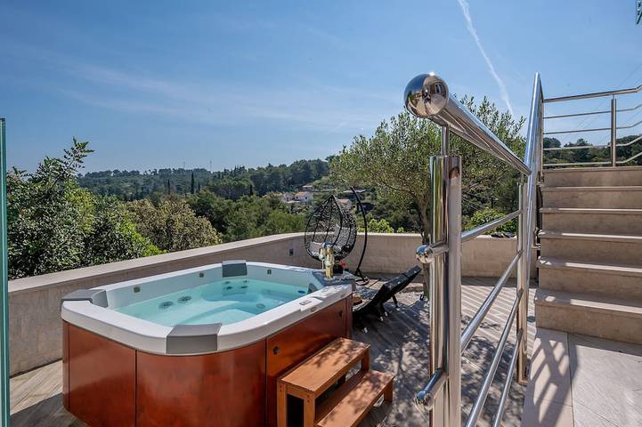 Ferienhaus für 7 Personen, mit Garten und Whirlpool sowie Terrasse auf Solta