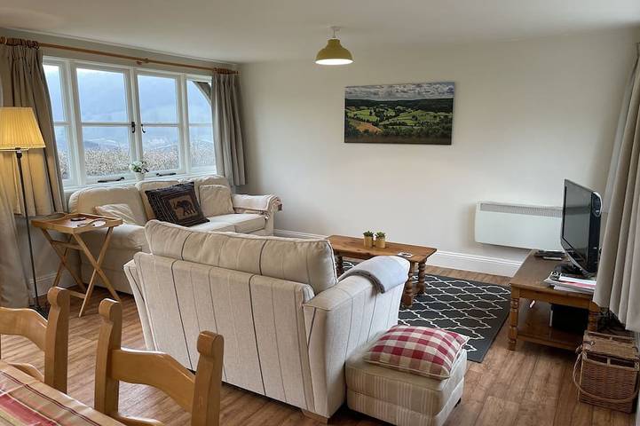 Ein Selbstversorgerhotel mit einem Schlafzimmer in einer idyllischen Talumgebung. in Stroud, Gloucestershire