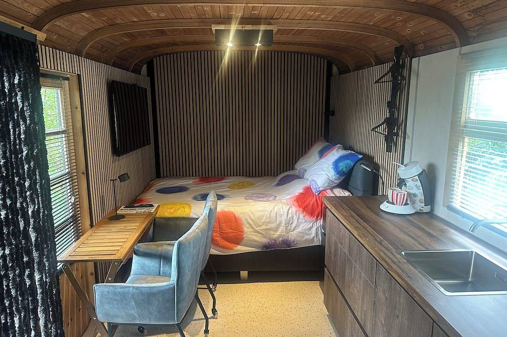 Luxury Pipowagen, cottage in a private forest in Poppel, Ravels