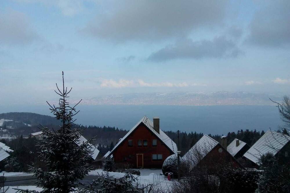 Chalet with fabulous view of Lake Geneva close to Piste and Telecabin in Thollon-les-Mémises, Thonon-les-Bains region