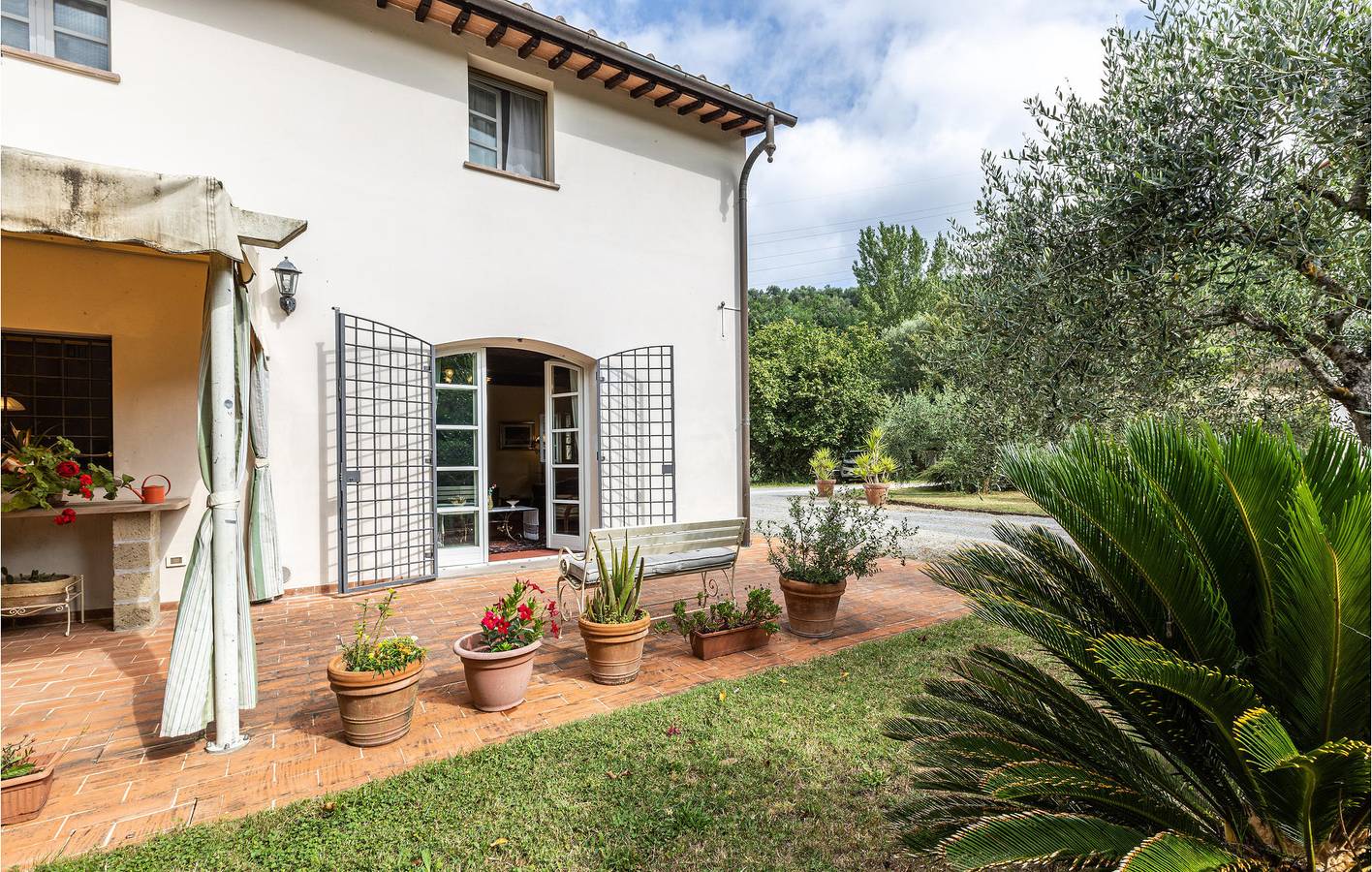 Cozy Apartment with A/C, Parking, Garden & Kitchen in Pontedera, Pisa Province