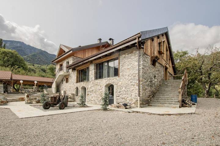 Chalet pour 12 personnes, avec bassin pour enfant et vue ainsi que sauna et jardin, animaux acceptés