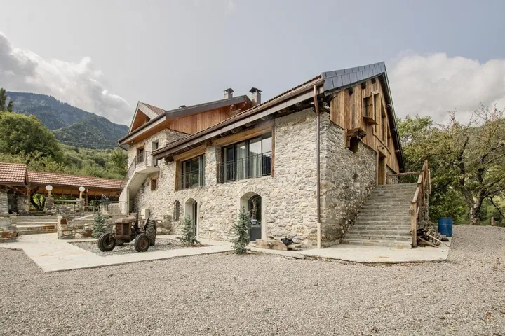 Chalet pour 12 personnes, avec vue et sauna ainsi que bassin pour enfant et jardin, animaux acceptés - 1