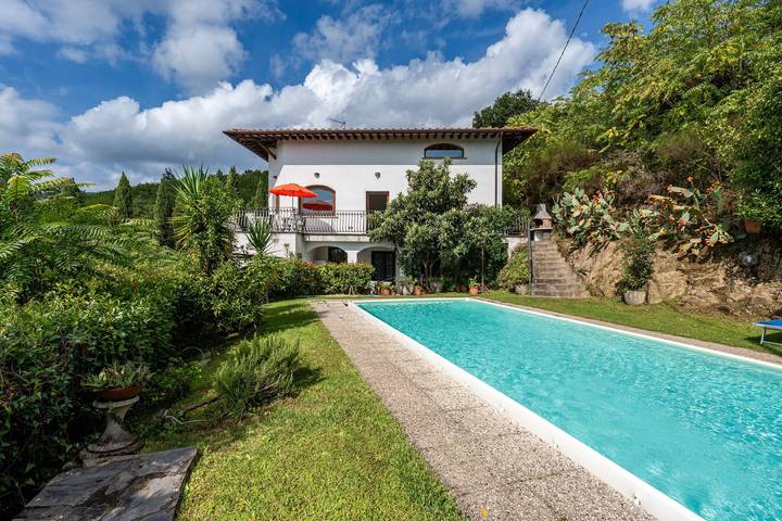 Villa 'Serafina' con piscina privata e terrazza privata in Pescia, Provincia di Pistoia