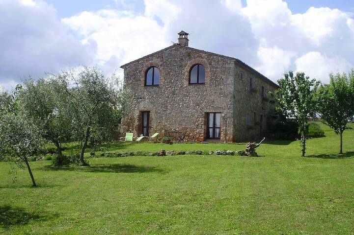 Gîte pour 3 personnes, avec Terrasse et Jardin dans San Gusmè
