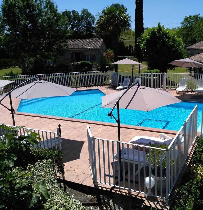 Location de vacances pour 2 personnes, avec Terrasse ainsi que Jardin et Piscine à Lolme