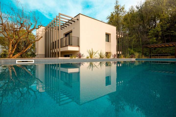Casa vacanza per 14 persone, con Balcone e Terrazza nonché Giardino e Piscina a Ponti sul Mincio