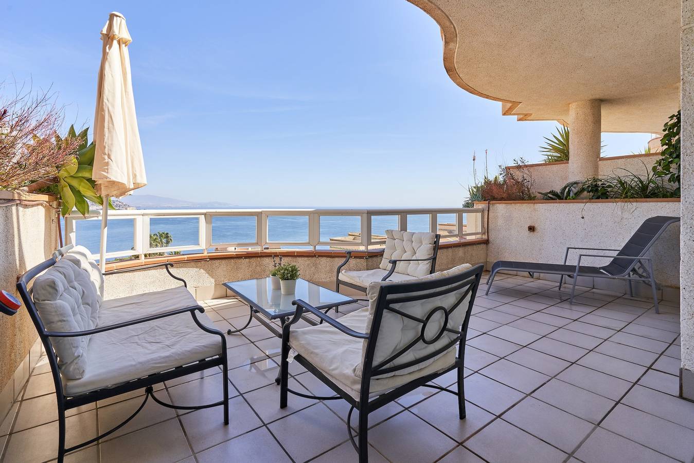 Apartamento entero, Apartamento 'Las Lomas de Marina del Este' con vistas al mar, terrazas, piscina compartida y Wi-Fi in La Herradura, Almuñecar