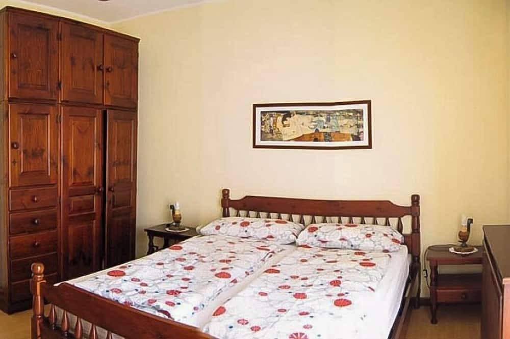 Entire apartment, Spacious 4-room apartment with private garden only about 100 m from the beach in Maccagno, Maccagno con Pino e Veddasca