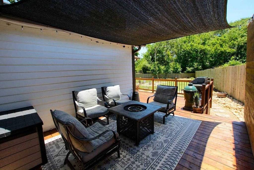 Cozy Family-Friendly home w/ spacious backyard & firepit in Cobb County