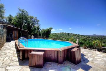 Gîte für 4 Personen, mit Terrasse und Pool sowie Garten auf Korsika