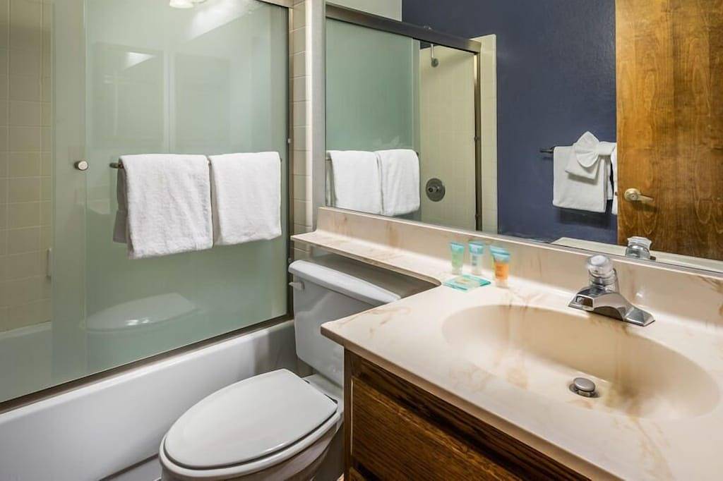 Helios S #5 - Pet Friendly 2 Bedroom 3 bathroom Townhouse, Just a short walk to Village Gondola in Mammoth Lakes, Mammoth Mountain