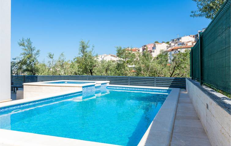 Ferienwohnung für 4 Personen, mit Terrasse und Whirlpool in Podstrana