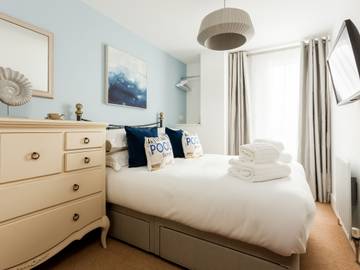 Log Cabin for 4 People in Poole, Poole Harbour, Photo 2