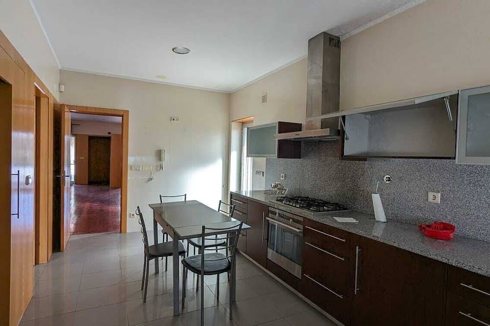 Mansion with 5 Bedrooms, Swimming Pool, Pool Table and Parking in Braga, Braga District