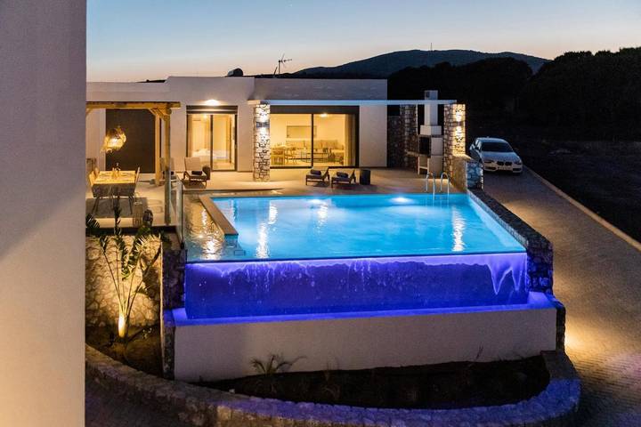 Ferienhaus für 4 Personen, mit Ausblick und Pool sowie Garten in Lachania