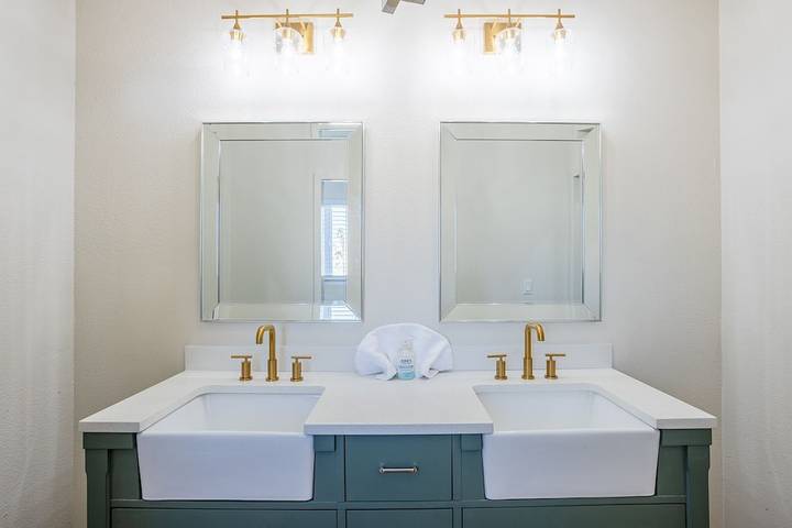 Vacation rental for 16 people, with pool and yard as well as balcony and hot tub in Borrego Springs