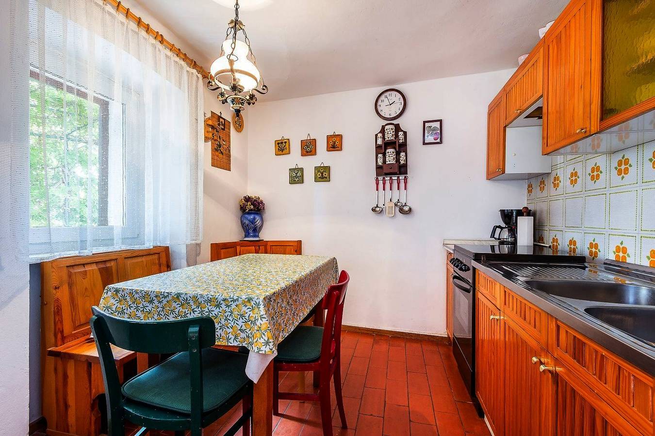 Komfortables Ferienhaus mit Palmen, Weinreben und Liegestühlen im Garten in Medulin Stadt, Medulin