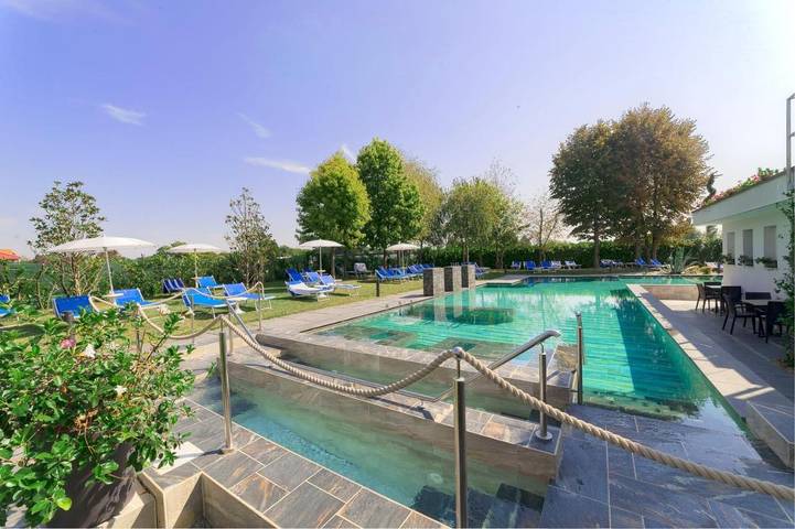 Hotel, con Terrazza e Giardino nonché Piscina e Sauna a Abano Terme