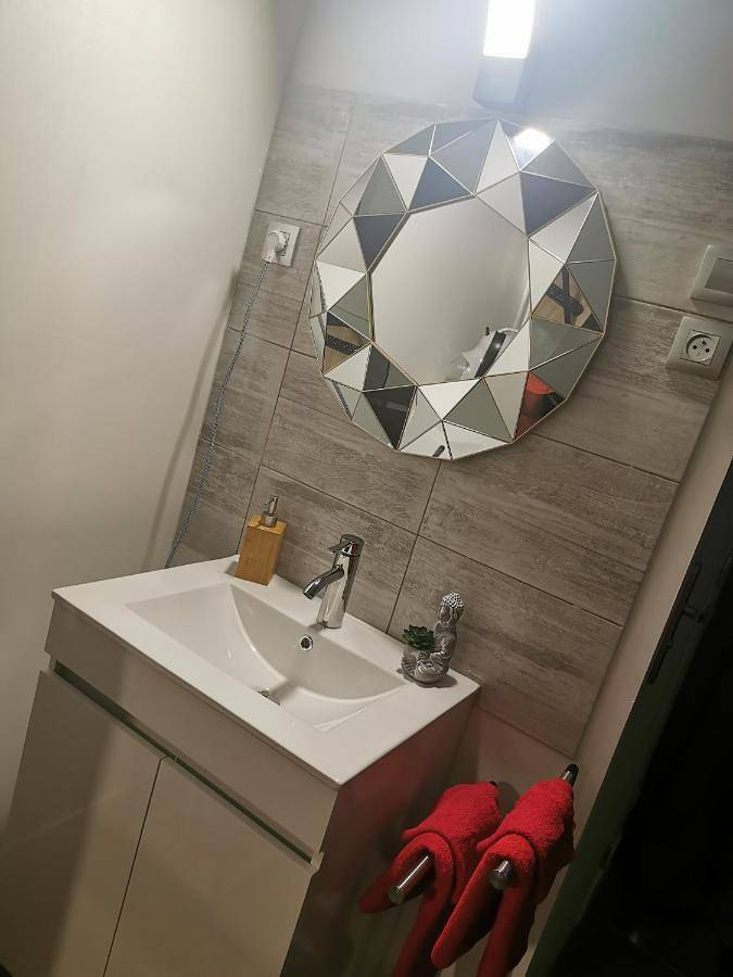 Location de vacances pour 2 personnes, avec jardin ainsi que piscine et jacuzzi à Vitrolles - 4