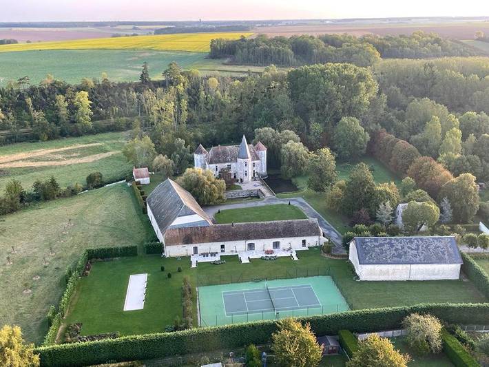Location de vacances pour 43 personnes, avec Terrasse et Piscine ainsi que Sauna et Vue à Yermenonville