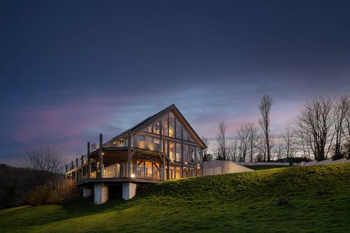 Holiday rental for 12 people, with pool and balcony as well as garden, child-friendly in Devon