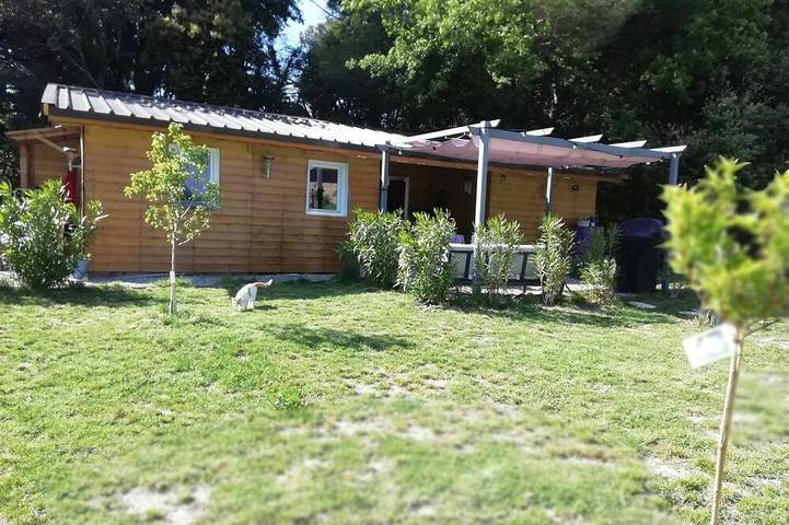 Chalet pour 6 personnes, avec terrasse ainsi que piscine et jardin, animaux acceptés - 1