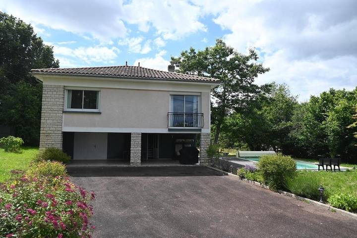 Location de vacances pour 6 personnes, avec jardin et piscine à Ribérac