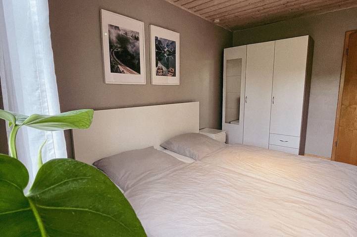 Ganze Wohnung, Schöne Ferienwohnung in ruhiger Lage mit Blick ins Grüne in Weißenbrunn, Oberfranken