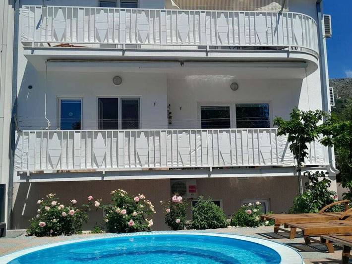 Ferienhaus für 13 Personen, mit Balkon und Whirlpool sowie Terrasse und Garten in Split