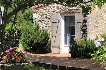 Gîte pour 4 personnes, avec piscine à Lolme