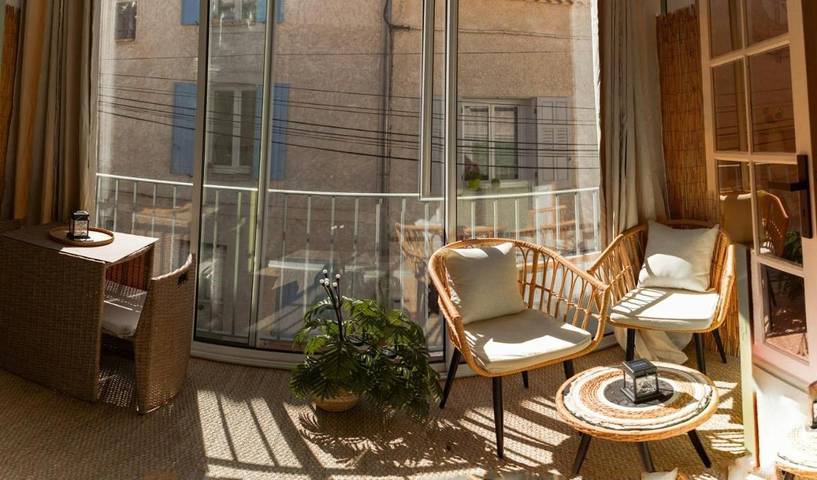 Gîte pour 2 personnes, avec terrasse dans Office De Tourisme De Greoux Les Bains