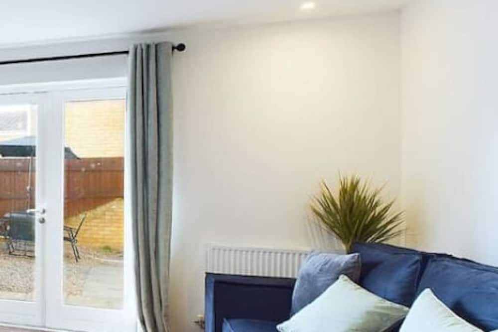 Spacious House | Parking | Business & Leisure in Cheltenham, Gloucestershire
