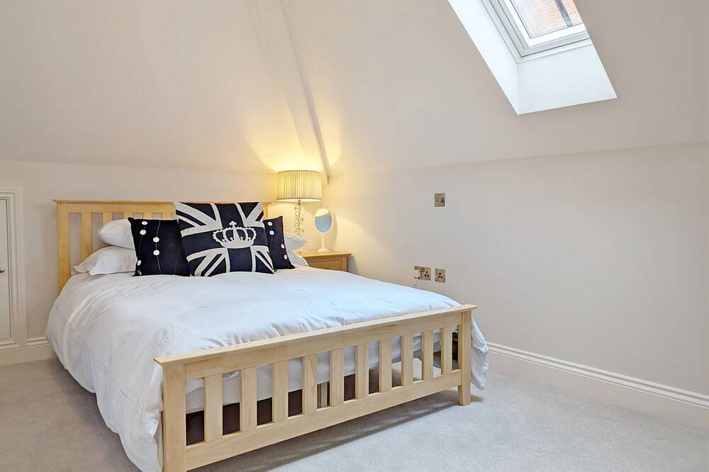 St Cyriacs - Chichester  -  a town house that sleeps 6 guests  in 3 bedrooms in Chichester, West Sussex