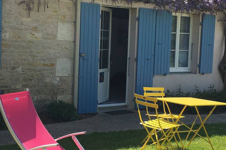 Location de vacances pour 2 personnes, avec jardin ainsi que terrasse et piscine à Marans