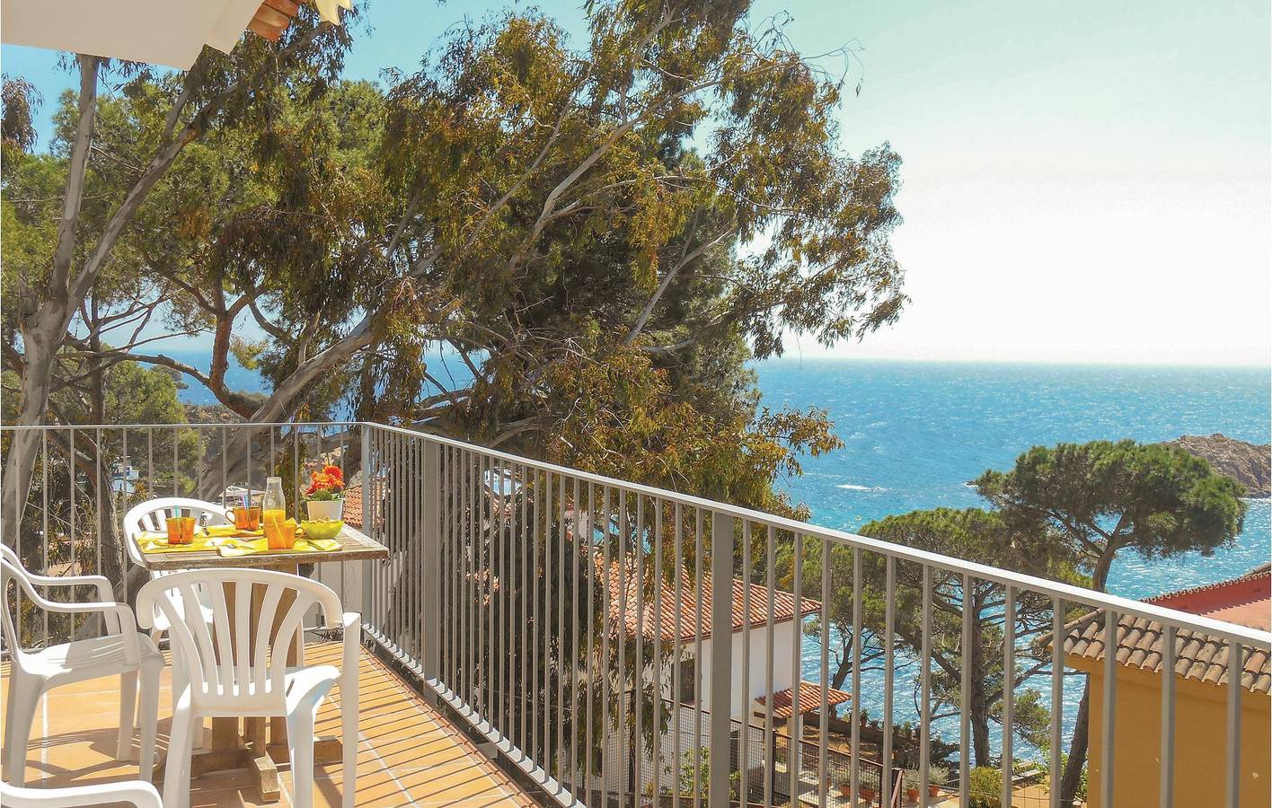 Entire holiday apartment, Cozy Cala Pola Apartment with AC, Parking & Terrace in Tossa de Mar, Costa Brava